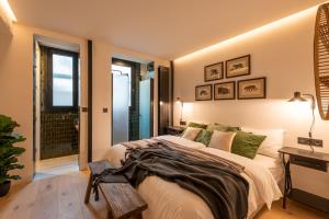Un dormitorio con una cama grande y una ventana en Safari AC by Staynnapartments, en Bilbao