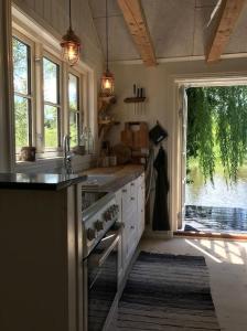 Ett kök eller pentry på Sommerhus i idylliske omgivelser