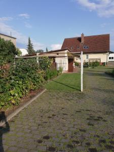 a brick walkway in front of a house at Ferienwohnung Anjadina in Storkow +1 photo