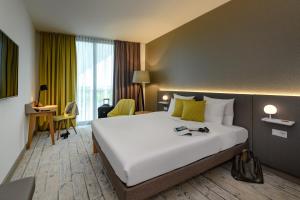 Postel nebo postele na pokoji v ubytování Novotel München Messe
