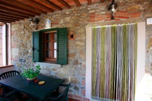 ein Esszimmer mit einem Tisch und einem Fenster in der Unterkunft Casa Il Ceppo in Arezzo