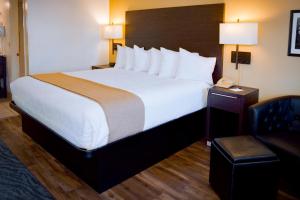 Postel nebo postele na pokoji v ubytování Pines Inn & Suites