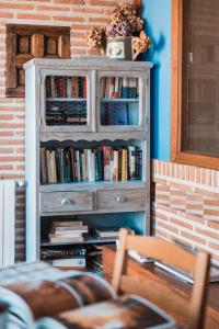 ein Bücherregal gefüllt mit Büchern in einem Raum in der Unterkunft La Posada de Manolo in Toledo