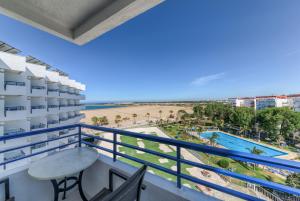 einen Balkon mit Blick auf den Strand in der Unterkunft Puertobahia & SPA in El Puerto de Santa María