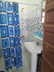 een badkamer met een wastafel en een douche bij Chalet de la montagne in Ifrane