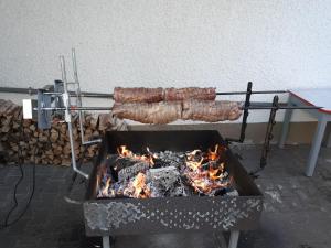 una fila de salchichas cocinando en una parrilla en Landhaus Wartenstein, en Oberhausen