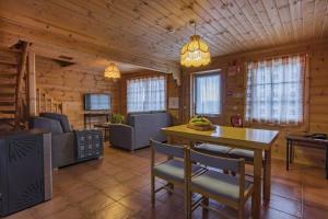 Uma rea de estar em Luna Chalets da Montanha - Serra da Estrela