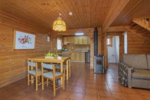 A cozinha ou kitchenette de Luna Chalets da Montanha - Serra da Estrela