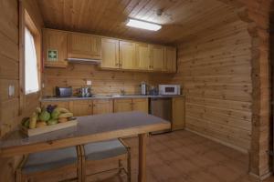 A cozinha ou kitchenette de Luna Chalets da Montanha - Serra da Estrela