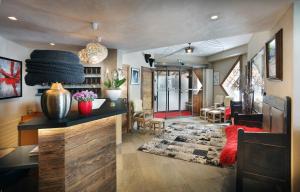 un salon avec un coin repas et un salon avec dans l'établissement Hotel 3 Vallées Val Thorens, à Val Thorens