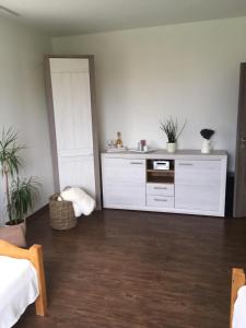 ein Schlafzimmer mit einem weißen Schrank mit Pflanzen darin in der Unterkunft Privát in Poprad