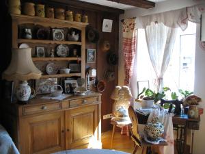 Cette chambre comprend une armoire en bois, une table et une fenêtre. dans l'établissement Bim Cathele, à Burbach