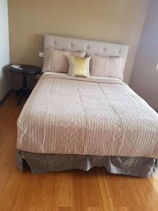 Łóżko lub łóżka w pokoju w obiekcie Emerald Vista Villa