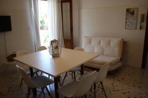 A television and/or entertainment centre at Appartamento Il Mandorlo - Custonaci