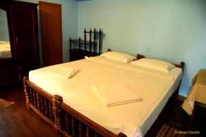 Postel nebo postele na pokoji v ubytování Varkala Marine Palace