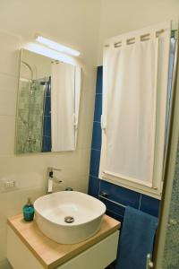 casAmare في سكولييتي: حمام مع حوض أبيض ومرآة