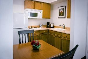 Kuchyň nebo kuchyňský kout v ubytování Pines Inn & Suites
