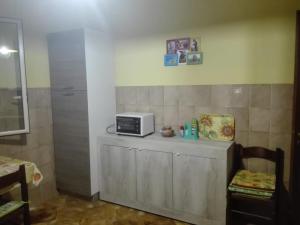 een keuken met een aanrecht met een magnetron bij Villa Simone in Pachino