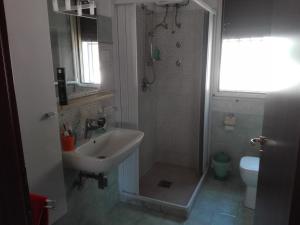 een badkamer met een wastafel, een douche en een toilet bij Villa Simone in Pachino