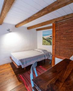 um quarto com uma cama e uma mesa de madeira em Eleonora Room & Breakfast em Oristano