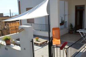 A balcony or terrace at Appartamento Il Mandorlo - Custonaci