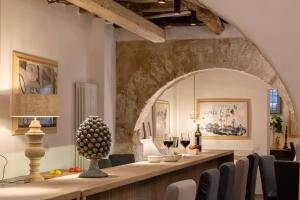 a dining room with a table and a large archway at Dimora Botteghelle in Trapani