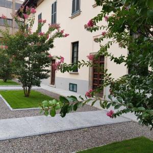 a building with pink flowers in front of it at DE PIANTE GUEST in Busto Arsizio