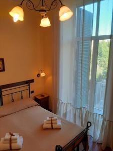um quarto com uma cama e uma grande janela em B&B Conte Cavour em Nápoles
