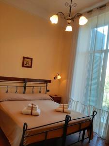 um quarto com uma cama com duas almofadas em B&B Conte Cavour em Nápoles