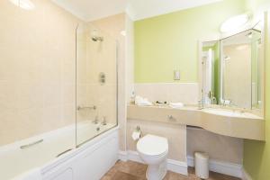 uma casa de banho com um WC, um lavatório e um chuveiro em Ballathie House Hotel em Perth