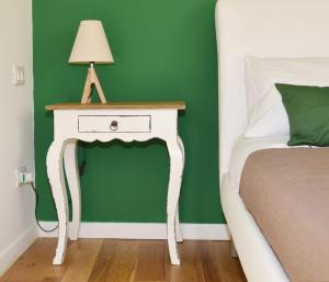 A bed or beds in a room at 315 Via Roma Rooms centro
