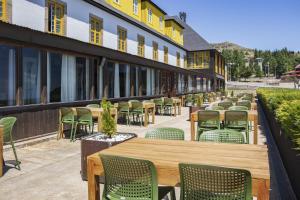 uma fila de mesas e cadeiras num p�tio em Luna Hotel Serra da Estrela na Covilh�