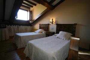 เตียงในห้องที่ Posada La Colodra
