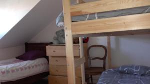 - une chambre avec des lits superposés dans l'établissement Chez Ghislaine, à Verdun-sur-Meuse