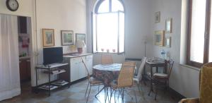カスティリオーン・フィオレンティーノにあるLe Finestre di San Micheleのリビングルーム(テーブル、椅子、窓付)