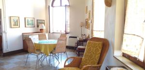 a kitchen and dining room with a table and chairs at Le Finestre di San Michele in Castiglion Fiorentino