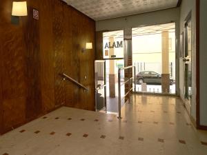 uma entrada para um edifício com uma porta giratória em Apartamentos Maja em Benidorm