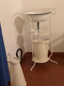 レゲンゴス・デ・モンサラーシュにあるPainel de Monsarazの白い棚(客室内に白い洗面台付)