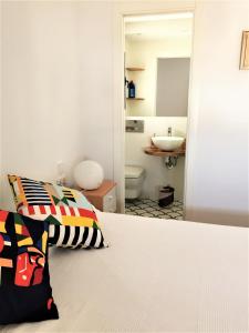 ベヘール・デ・ラ・フロンテーラにあるCASA MOLINERO con encanto y maravillosa terraza con vistas VFT/CA/05921のベッドルーム1室(ベッド1台付)、バスルーム(シンク付)
