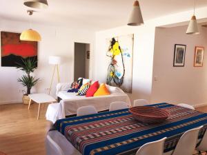 un soggiorno con 2 letti e un divano di CASA MOLINERO con encanto y maravillosa terraza con vistas VFT/CA/05921 a Vejer de la Frontera