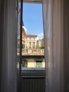 une fenêtre ouverte avec vue sur un bâtiment dans l'établissement Cinque terre SUITE, à La Spezia