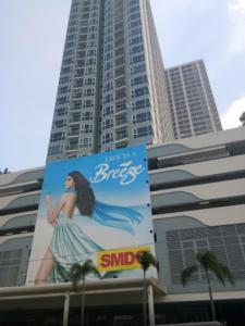 una valla al lado de un edificio alto en Manila Bay- - Breeze Residences en Manila