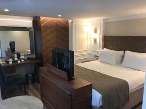 Giường trong phòng chung tại Old Port Hotel Suit