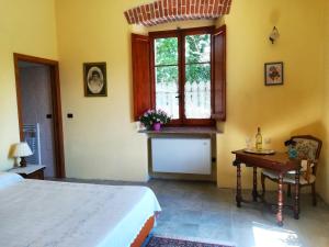 een slaapkamer met een bed, een raam en een tafel bij Agriturismo A Trasea in Varese Ligure