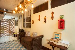 a living room with a couch and a red phone booth at Hotel Vintage "Casa las Flores" in Quetzaltenango