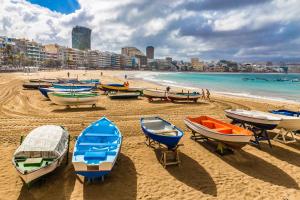 un grupo de barcos sentados en la playa en Twenty Seven Degrees Las Palmas, en Las Palmas de Gran Canaria