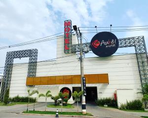 ベチンにあるAuhe Motel (Adults only)の側面に看板がある建物