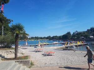 En strand i nærheden af lejligheden