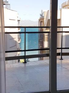 una finestra con vista sull'oceano di Holiday apartment Salou a Salou
