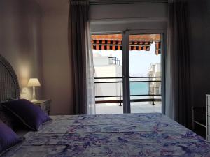 una camera con letto e vista sull'oceano di Holiday apartment Salou a Salou